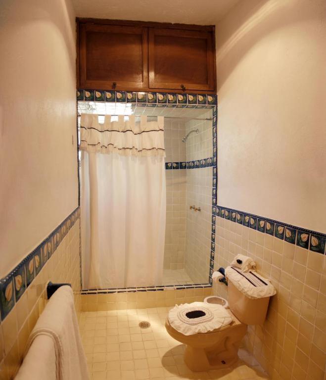Habitación con cama extragrande.