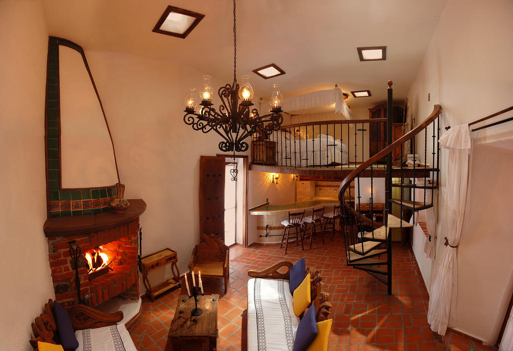 Habitación con cama extragrande.
