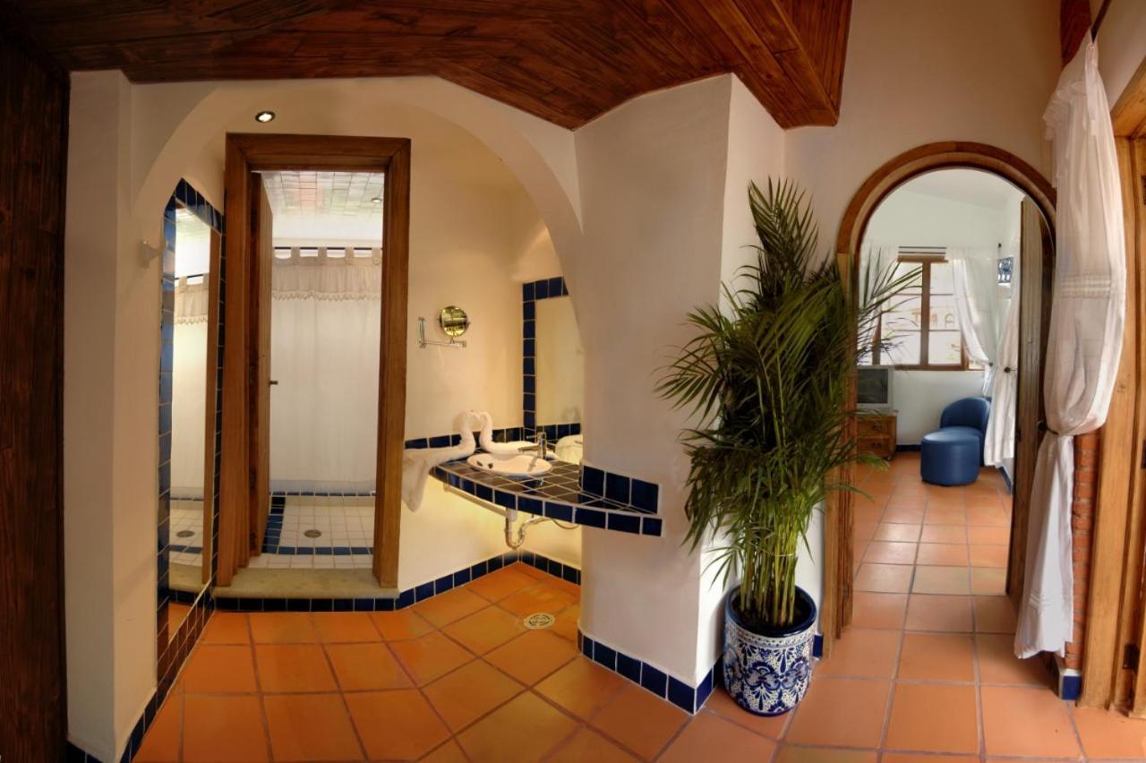 Habitación con cama extragrande y bañera de hidromasaje