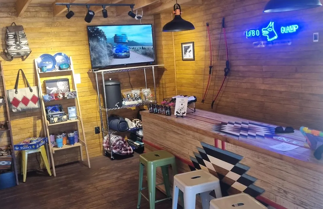 Lobo Glamp corral de piedra-1