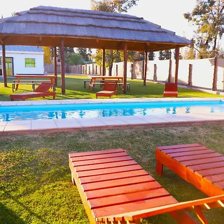 Cabaña con pileta y gran parque en Mendoza AZUL-3